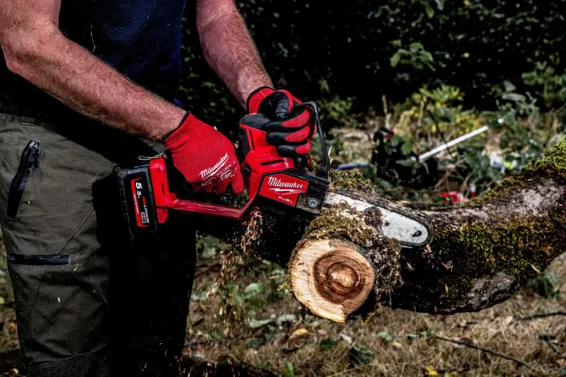 Aku řetězová prořezávací pila Milwaukee M18 FHS20-552, FUEL HATCHET, lišta 20 cm, 2x Aku M18 HB5.5 + nabíječka M12-18 FC, 4933480118 (MI4933480118)