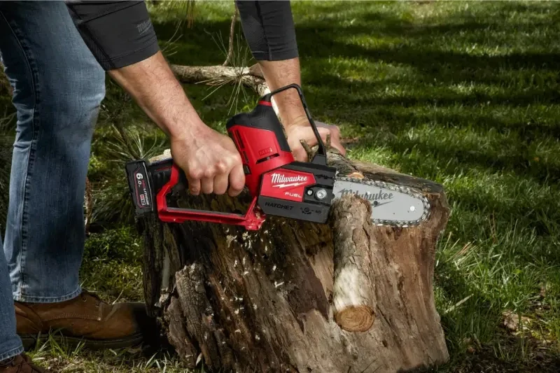 Aku řetězová prořezávací pila Milwaukee M12 FHS-602X, FUEL HATCHET, lišta 15 cm, 2x Aku M12 B6 + nabíječka M12 C12 C, 4933472212 (MI4933472212)