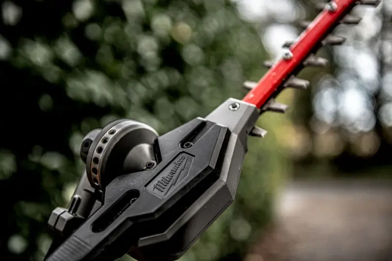 Nůžky/plotostřih na živý plot QUIK-LOK Milwaukee M18 POPH-HTA, dlouhý nástavec, bez aku a pohonné jednotky, 4932464959 (MI4932464959)