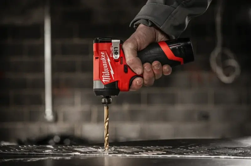 Aku 1/4" HEX rázový šroubovák/utahovák Milwaukee M12 FID2-202X, 170 Nm, 2x aku M12 B2 + C12 C, 4933479877