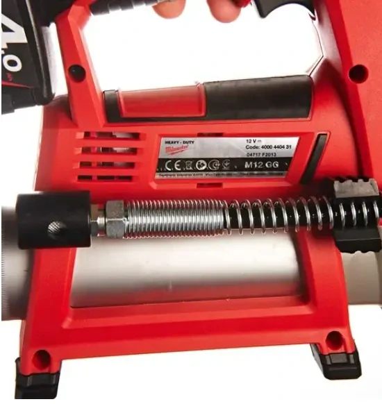 Aku tlaková mazací pistole Milwaukee M12 GG-401B, 1x aku M12 B4 + nabíječka M12 C12 C, 4933441675 (MI4933441675)