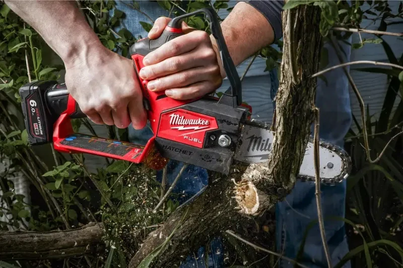 Aku řetězová prořezávací pila Milwaukee M12 FHS-602X, FUEL HATCHET, lišta 15 cm, 2x Aku M12 B6 + nabíječka M12 C12 C, 4933472212 (MI4933472212)