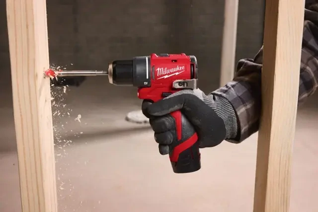 Aku vrtací šroubovák Milwaukee M12 BLDDRC-402C, aku vrtačka, 2x aku M12 B4 + M12 C12 C + Kufr, 4933499688 (MI4933499688)