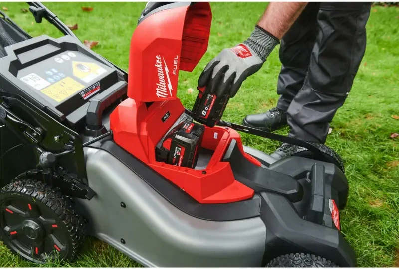 Aku sekačka na trávu Milwaukee M18 F2LM46-802, záběr 46 cm, s pojezdem, s košem, 2x aku M18 FB8 + nabíječka M18 DBSC, 4933499215 (MI4933499215)