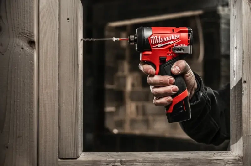 Aku 1/4" HEX rázový šroubovák/utahovák Milwaukee M12 FID2-202X, 170 Nm, 2x aku M12 B2 + C12 C, 4933479877