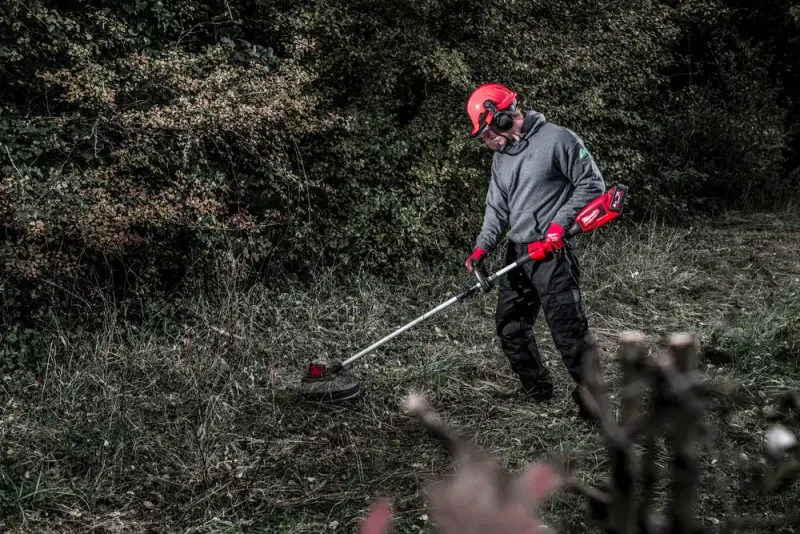 Aku strunová sekačka na trávu Milwaukee M18 BLLT-0, strunový vyžínač, bez aku, 4933472218 (MI4933472218)