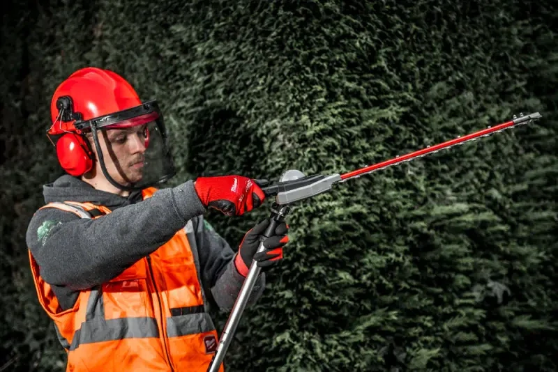Nůžky/plotostřih na živý plot QUIK-LOK Milwaukee M18 POPH-HTA, dlouhý nástavec, bez aku a pohonné jednotky, 4932464959 (MI4932464959)