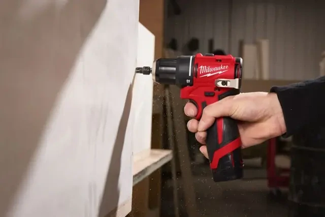 Aku vrtací šroubovák Milwaukee M12 BLDDRC-402C, aku vrtačka, 2x aku M12 B4 + M12 C12 C + Kufr, 4933499688 (MI4933499688)