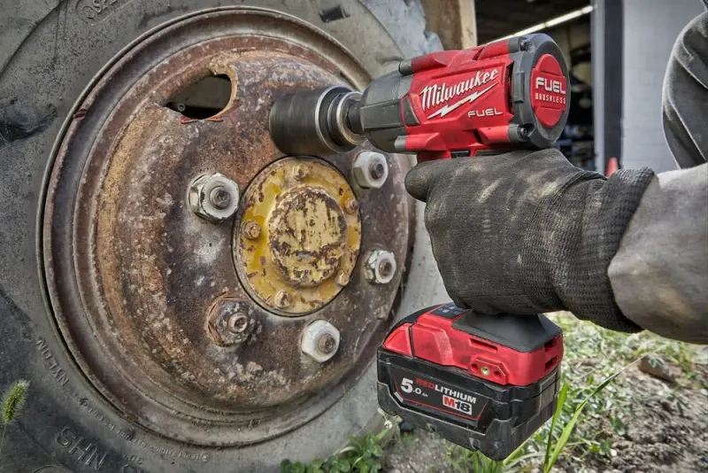 Aku 1/2" rázový utahovák Milwaukee M18 FMTIW2F12-502X, 745 Nm, 2x aku M18 B5 + M12-18 FC + kufr, 4933478450