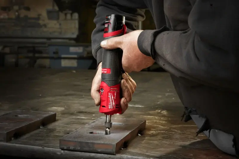 Aku přímá bruska Milwaukee M12 FDGS-422B, pro stopkové nástroje 6 a 8 mm, 2x Aku (2 Ah + 4 Ah), 4933471436 (MI4933471436)