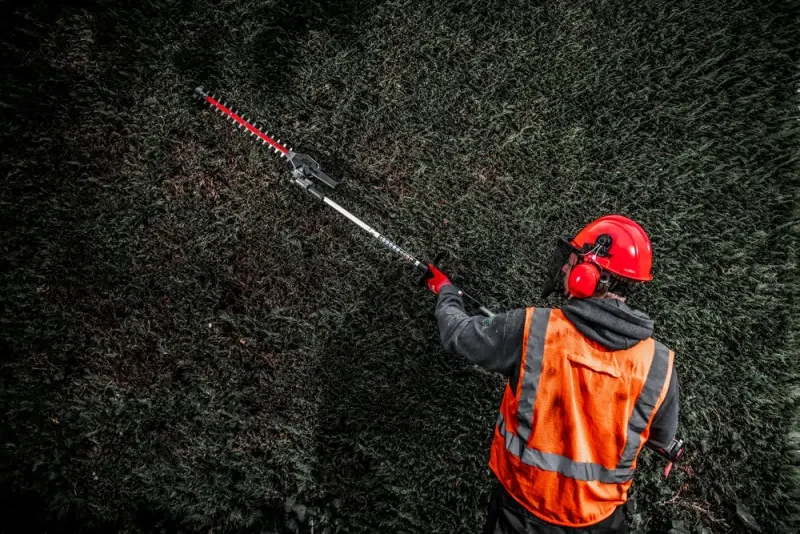 Nůžky/plotostřih na živý plot QUIK-LOK Milwaukee M18 POPH-HTA, dlouhý nástavec, bez aku a pohonné jednotky, 4932464959 (MI4932464959)
