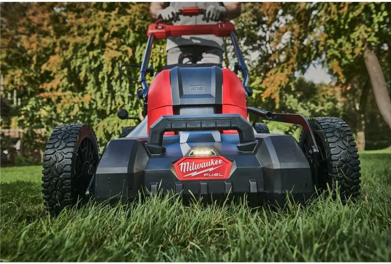 Aku sekačka na trávu Milwaukee M18 F2LM46-802, záběr 46 cm, s pojezdem, s košem, 2x aku M18 FB8 + nabíječka M18 DBSC, 4933499215 (MI4933499215)