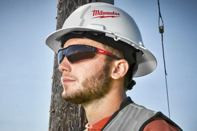 Ochranné brýle Milwaukee 4932478764, funkční - zatmavené (odolné proti poškrábání a zamlžování - 1 kus) (MI4932478764)
