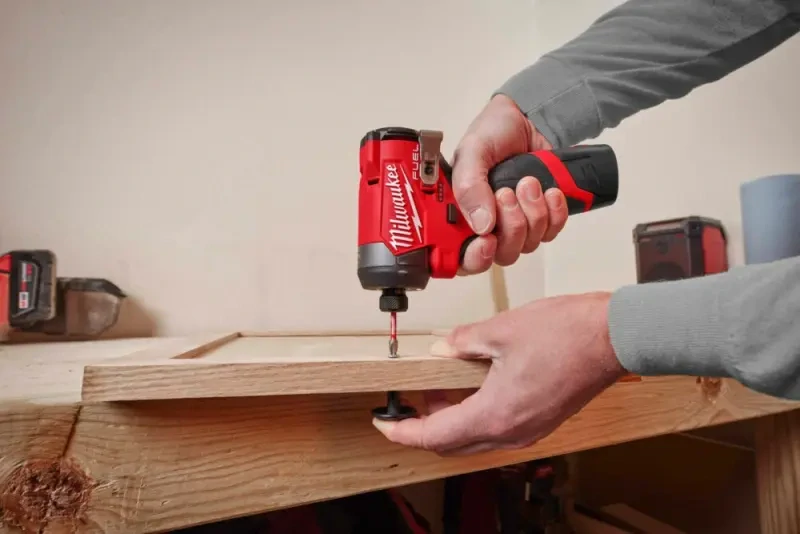 Aku 1/4" HEX rázový šroubovák/utahovák Milwaukee M12 FID2-202X, 170 Nm, 2x aku M12 B2 + C12 C, 4933479877
