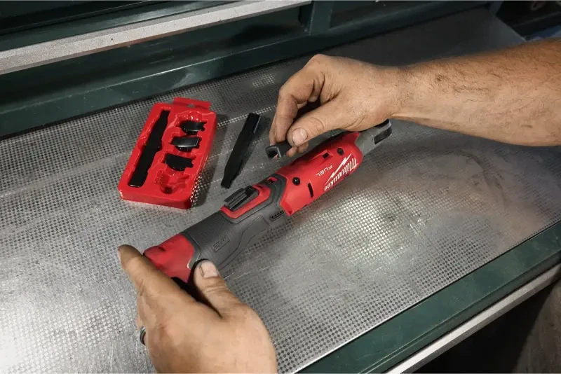 Aku 3/8" ráčnový utahovák Milwaukee M12 FIR38G2-252B, 2x aku M12 HB2.5 + C12 C + taška, 4933498937