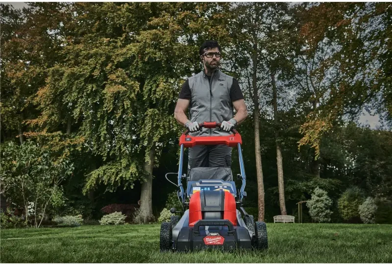 Aku sekačka na trávu Milwaukee M18 F2LM46-802, záběr 46 cm, s pojezdem, s košem, 2x aku M18 FB8 + nabíječka M18 DBSC, 4933499215 (MI4933499215)