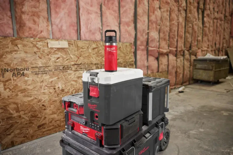 Láhev s víčkem 710 ml PACKOUT™ červená. Milwaukee 4932493465 (MI4932493465)