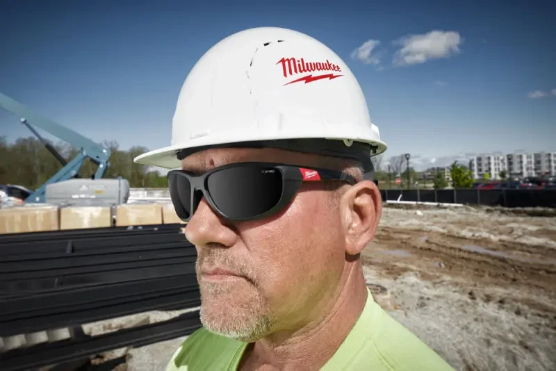 Vysoko výkonnostní ochranné brýle Milwaukee 4932471886 Premium, zatmavené s těsněním (MI4932471886)